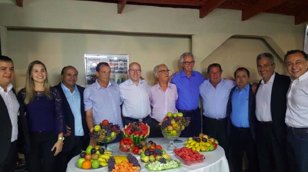 O procurador de Justiça Demóstenes Torres, pré-candidato a senador pelo PTB, reuniu-se com lideranças políticas e Palmeiras de Goiás, terra natal do ex-governador Marconi Perillo e do presidente da Assembleia Legislativa José Vitti, ambos do PSDB; Demóstenes foi recebido na cidade pelo prefeito Vando Vito (PSDB), ex-prefeitos e vereadores, entre eles a vereadora mais votada Thaís Lopes, que sinalizaram apoio à pré-candidatura do petebista (Foto: José Barbacena) O procurador de Justiça Demóstenes Torres, pré-candidato a senador pelo PTB, reuniu-se com lideranças políticas e Palmeiras de Goiás, terra natal do ex-governador Marconi Perillo e do presidente da Assembleia Legislativa José Vitti, ambos do PSDB; Demóstenes foi recebido na cidade pelo prefeito Vando Vito (PSDB), ex-prefeitos e vereadores, entre eles a vereadora mais votada Thaís Lopes, que sinalizaram apoio à pré-candidatura do petebista