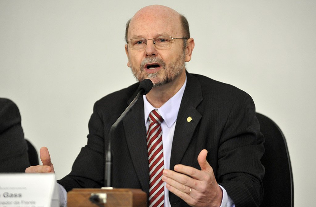 Deputado Bohn Gass (PT-RS) afirmou que está havendo um debate na Câmara para recolocar uma legislação com o objetivo de "refundar a CLT , uma vez que mais de 100 artigos foram tirados desta lei que defende os trabalhadores"; "Dia 1 é Curitiba, é Lula livre porque Lula é a maior referência de todos os trabalhadores"; segundo o parlamentar, a direita, "rejeitada consecutivamente nas urnas, sem chance de retomar o poder de forma legítima" quer "eliminar adversários políticos"; assista ao vídeo (Foto: Leonardo Lucena) Deputado Bohn Gass (PT-RS) afirmou que está havendo um debate na Câmara para recolocar uma legislação com o objetivo de "refundar a CLT , uma vez que mais de 100 artigos foram tirados desta lei que defende os trabalhadores"; "Dia 1 é Curitiba, é Lula livre porque Lula é a maior referência de todos os trabalhadores"; segundo o parlamentar, a direita, "rejeitada consecutivamente nas urnas, sem chance de retomar o poder de forma legítima" quer "eliminar adversários políticos"; assista ao vídeo