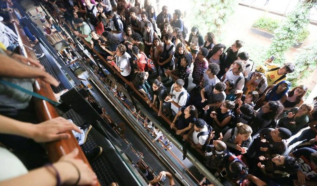 Cerca de 180 estudantes revezam-se, desde as 14 horas desta quinta-feira (12), na ocupação da reitoria da Universidade de Brasília (UnB); segundo os estudantes, o ato é em defesa de verbas para o custeio das atividades acadêmicas; eles querem uma audiência com a direção da universidade e pretendem manter o movimento até segunda-feira (16); UnB informou que poderá participar da reunião (Foto: Aquiles Lins) Cerca de 180 estudantes revezam-se, desde as 14 horas desta quinta-feira (12), na ocupação da reitoria da Universidade de Brasília (UnB); segundo os estudantes, o ato é em defesa de verbas para o custeio das atividades acadêmicas; eles querem uma audiência com a direção da universidade e pretendem manter o movimento até segunda-feira (16); UnB informou que poderá participar da reunião