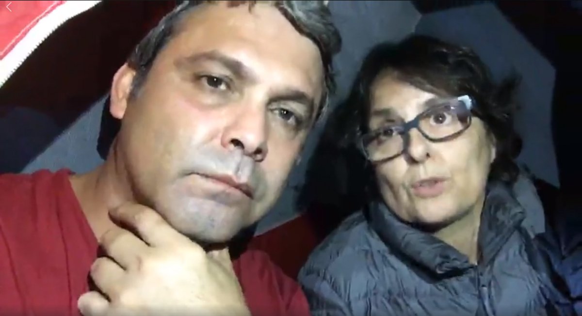 "Decidi dormir aqui para mostrar que fascista algum vai nos intimidar", disse o senador Lindbergh Farias (PT-RJ), junto com a jornalista Laura Capriglione, do Jornalistas Livres, em resistência uma noite depois do atentado a tiros contra o acampamento, que deixou duas pessoas feridas; "Eles estão querendo nos intimidar, e a gente não pode aceitar esse tipo de intimidação", disse o senador; assista (Foto: Gisele Federicce) "Decidi dormir aqui para mostrar que fascista algum vai nos intimidar", disse o senador Lindbergh Farias (PT-RJ), junto com a jornalista Laura Capriglione, do Jornalistas Livres, em resistência uma noite depois do atentado a tiros contra o acampamento, que deixou duas pessoas feridas; "Eles estão querendo nos intimidar, e a gente não pode aceitar esse tipo de intimidação", disse o senador; assista