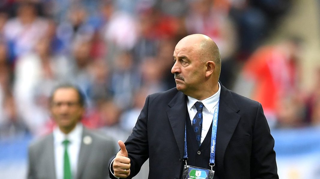 No bolão confidencial do Kremlin (que a KGB não nos leia, os deuses do futebol fizeram chegar só até a mim os palpites), nem o presidente Vladimir Putin acertou o resultado da partida de abertura da Copa do Mundo. Cinco a zero, passeio do balé Bolshoi boleiro vermelho no estádio Lujniki, em Moscou. O presidente russo comemorou, sem mover um músculo do rosto nem mesmo esboçar sorriso de canto de boca, como manda o manual dos bons antigos espiões, mas deve saber que a goleada não transforma a seleção anfitriã em favorita ao título (Foto: Pablo Nacer) No bolão confidencial do Kremlin (que a KGB não nos leia, os deuses do futebol fizeram chegar só até a mim os palpites), nem o presidente Vladimir Putin acertou o resultado da partida de abertura da Copa do Mundo. Cinco a zero, passeio do balé Bolshoi boleiro vermelho no estádio Lujniki, em Moscou. O presidente russo comemorou, sem mover um músculo do rosto nem mesmo esboçar sorriso de canto de boca, como manda o manual dos bons antigos espiões, mas deve saber que a goleada não transforma a seleção anfitriã em favorita ao título