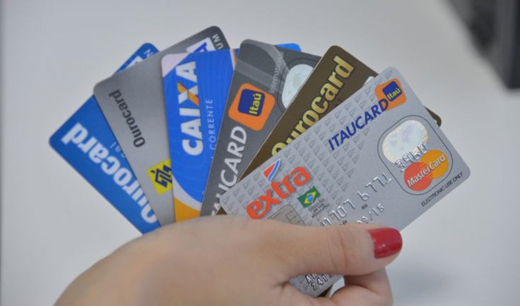 clientes que pagarem menos de 15% da fatura do cartão de crédito e caírem na modalidade de rotativo conhecido como não regular pagarão menos juros a partir de junho. O Conselho Monetário Nacional (CMN) limitou e padronizou os juros para essa modalidade, regulamentando decisão do Superior Tribunal de Justiça (STJ) (Foto: Aquiles Lins) clientes que pagarem menos de 15% da fatura do cartão de crédito e caírem na modalidade de rotativo conhecido como não regular pagarão menos juros a partir de junho. O Conselho Monetário Nacional (CMN) limitou e padronizou os juros para essa modalidade, regulamentando decisão do Superior Tribunal de Justiça (STJ)