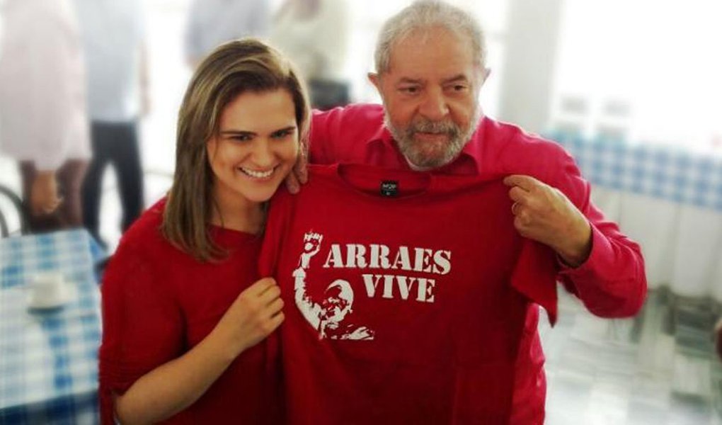 Pré-candidata ao governo de Pernambuco, a vereadora Marilia Arraes (PT) aparece em segundo lugar nas pesquisas, com 20%, atrás apenas do atual governador, Paulo Câmara (PSB); ela é a segunda descendente do ex-governador Miguel Arraes a disputar o governo pernambucano, depois de seu primo, Eduardo Campos (Foto: Aquiles Lins) Pré-candidata ao governo de Pernambuco, a vereadora Marilia Arraes (PT) aparece em segundo lugar nas pesquisas, com 20%, atrás apenas do atual governador, Paulo Câmara (PSB); ela é a segunda descendente do ex-governador Miguel Arraes a disputar o governo pernambucano, depois de seu primo, Eduardo Campos