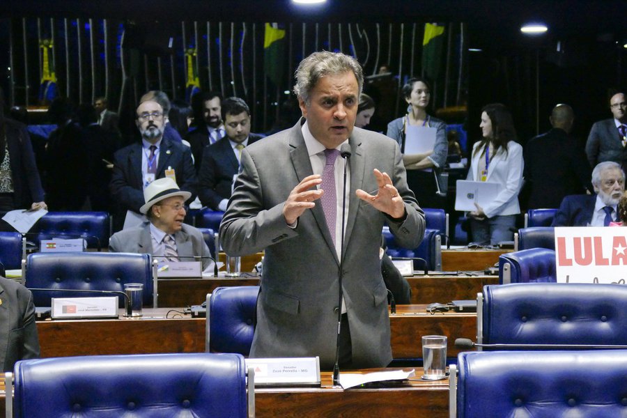 O ministro Marco Aurélio Mello decidiu manter para a próxima terça-feira (17) o julgamento sobre o recebimento da denúncia da PGR contra o senador Aécio Neves (PSDB-MG) em um dos inquéritos resultantes da delação do empresário Joesley Batista, do grupo J&F; Também são alvos da mesma denúncia a irmã do senador, Andrea Neves, o primo dele, Frederico Pacheco, e Mendherson Souza Lima, ex-assessor parlamentar do senador Zezé Perrella (PMDB-MG), flagrado com dinheiro vivo (Foto: Aquiles Lins) O ministro Marco Aurélio Mello decidiu manter para a próxima terça-feira (17) o julgamento sobre o recebimento da denúncia da PGR contra o senador Aécio Neves (PSDB-MG) em um dos inquéritos resultantes da delação do empresário Joesley Batista, do grupo J&F; Também são alvos da mesma denúncia a irmã do senador, Andrea Neves, o primo dele, Frederico Pacheco, e Mendherson Souza Lima, ex-assessor parlamentar do senador Zezé Perrella (PMDB-MG), flagrado com dinheiro vivo