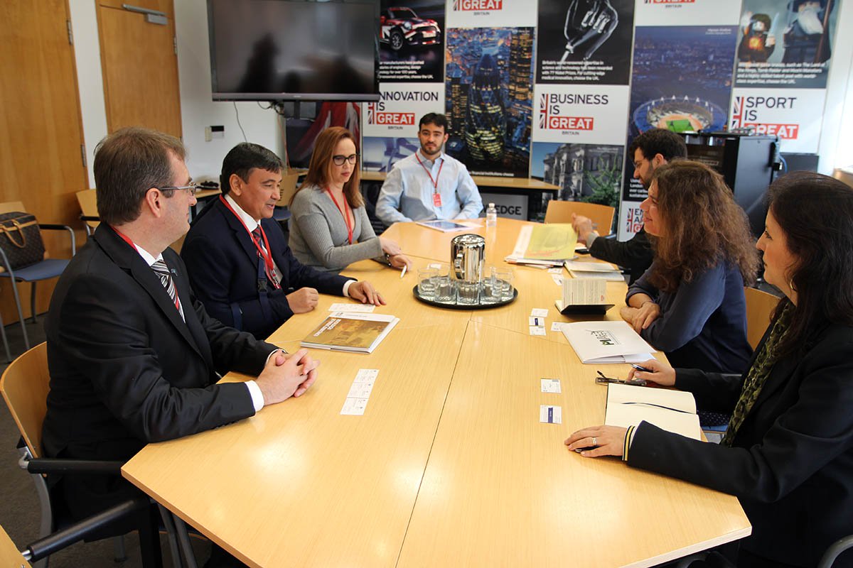 O governador Wellington Dias (PT-PI) se reuniu com a Associação Brasileira da Infraestrutura e Indústrias de Base (Abdib) e com o Consulado Britânico para discutir investimentos em infraestrutura viária e nova inserção de recursos europeus; Parceria Público Privadas (PPPs), ações em turismo, investimentos de transporte, energias e os Ativos Verdes são alvos de interesse dos britânicos no Piauí (Foto: Voney Malta) O governador Wellington Dias (PT-PI) se reuniu com a Associação Brasileira da Infraestrutura e Indústrias de Base (Abdib) e com o Consulado Britânico para discutir investimentos em infraestrutura viária e nova inserção de recursos europeus; Parceria Público Privadas (PPPs), ações em turismo, investimentos de transporte, energias e os Ativos Verdes são alvos de interesse dos britânicos no Piauí