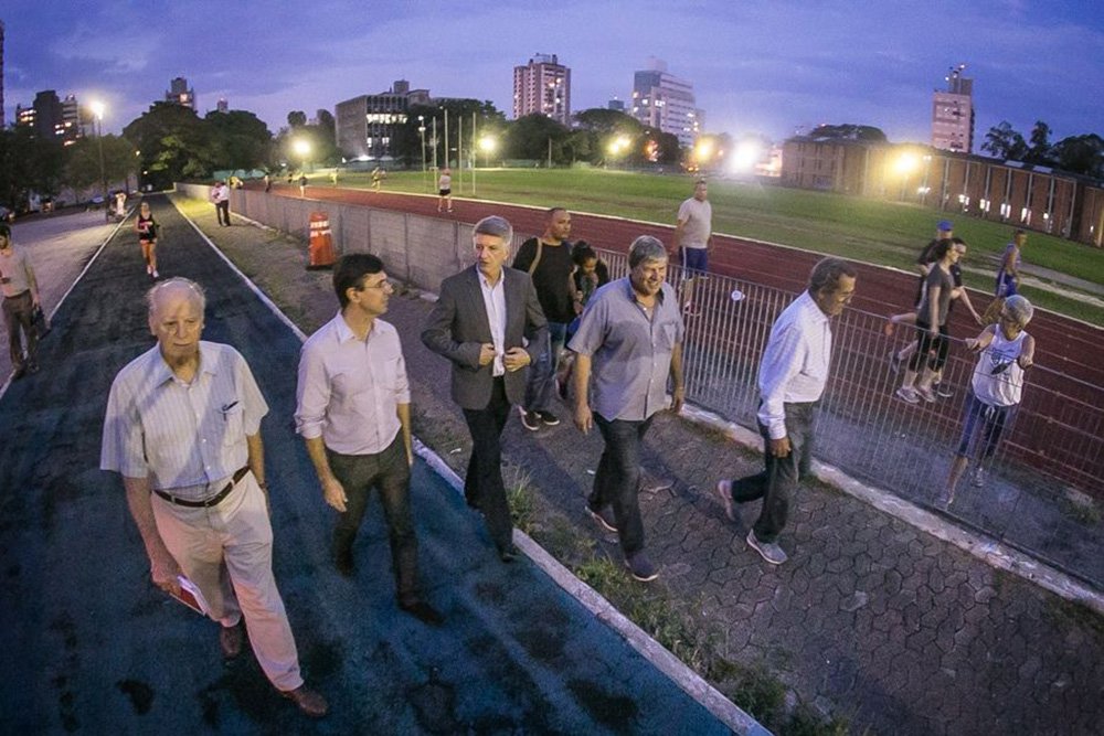 O plano do governo Ivo Sartori (MB) é vender a área atualmente ocupada por bombeiros e Brigada Militar no bairro Santa Cecília e levar as atividades ali realizadas para o Centro Estadual de Treinamento Esportivo (Cete), em Porto Alegre; porém, moradores e representantes de movimentos sociais são contrários e estão se unindo para impedir que ele tenha prosseguimento (Foto: Voney Malta) O plano do governo Ivo Sartori (MB) é vender a área atualmente ocupada por bombeiros e Brigada Militar no bairro Santa Cecília e levar as atividades ali realizadas para o Centro Estadual de Treinamento Esportivo (Cete), em Porto Alegre; porém, moradores e representantes de movimentos sociais são contrários e estão se unindo para impedir que ele tenha prosseguimento