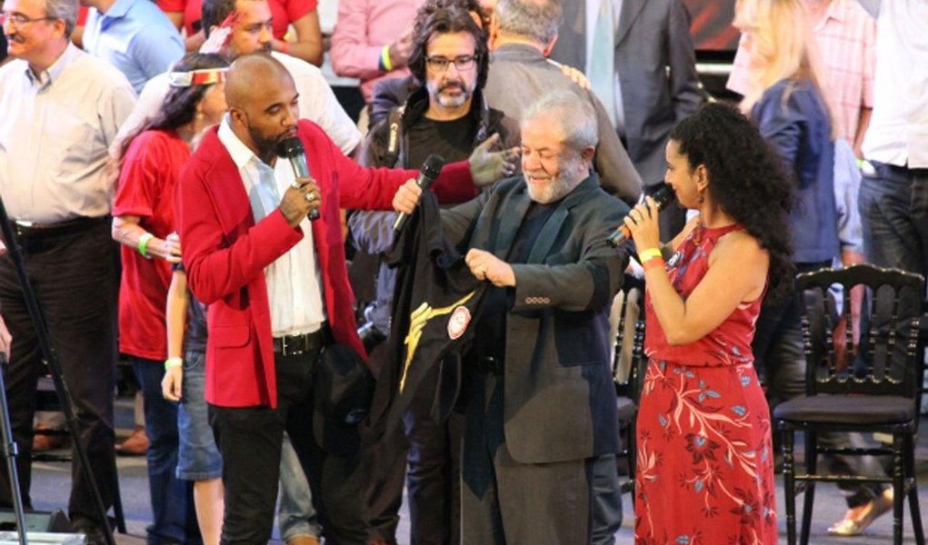 Cantor e compositor Flávio Renegado lançou um novo clipe, onde homenageia Lula, preso desde o último dia 7 na sede da superintendência da Polícia Federal, em Curitiba; na canção, ele pede liberdade para o ex-presidente. Renegado usa versos como "Salve Jorge, salve o santo guerreiro. Salve Lula. Salve o povo brasileiro"; assista (Foto: Aquiles Lins) Cantor e compositor Flávio Renegado lançou um novo clipe, onde homenageia Lula, preso desde o último dia 7 na sede da superintendência da Polícia Federal, em Curitiba; na canção, ele pede liberdade para o ex-presidente. Renegado usa versos como "Salve Jorge, salve o santo guerreiro. Salve Lula. Salve o povo brasileiro"; assista