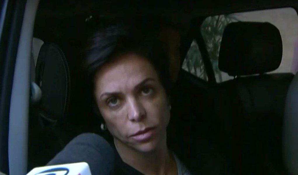 A deputada Cristiane Brasil (PTB-RJ), filha do ex-deputado Roberto Jefferson, que foi alvo de uma operação da Polícia Federal nesta terça-feira, 12, negou participação em esquema que consistia na concessão fraudulenta de registros sindicais junto ao Ministério do Trabalho; "Não devo nada", disse a parlamentar na manhã desta terça-feira (12), quando a parlamentar deixava de carro o prédio onde mora, no Rio (Foto: Aquiles Lins) A deputada Cristiane Brasil (PTB-RJ), filha do ex-deputado Roberto Jefferson, que foi alvo de uma operação da Polícia Federal nesta terça-feira, 12, negou participação em esquema que consistia na concessão fraudulenta de registros sindicais junto ao Ministério do Trabalho; "Não devo nada", disse a parlamentar na manhã desta terça-feira (12), quando a parlamentar deixava de carro o prédio onde mora, no Rio