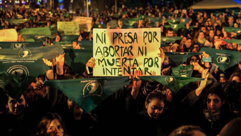 O fator decisivo para esta vitória da oposição e do movimento das Mulheres, foi a pressão das ruas, da comovedora manifestação de um milhão de mulheres, sobretudo jovens adolescentes, diante do Congresso, vindas dos bairros, das escolas, sob um frio polar (Foto: Helena Iono) O fator decisivo para esta vitória da oposição e do movimento das Mulheres, foi a pressão das ruas, da comovedora manifestação de um milhão de mulheres, sobretudo jovens adolescentes, diante do Congresso, vindas dos bairros, das escolas, sob um frio polar
