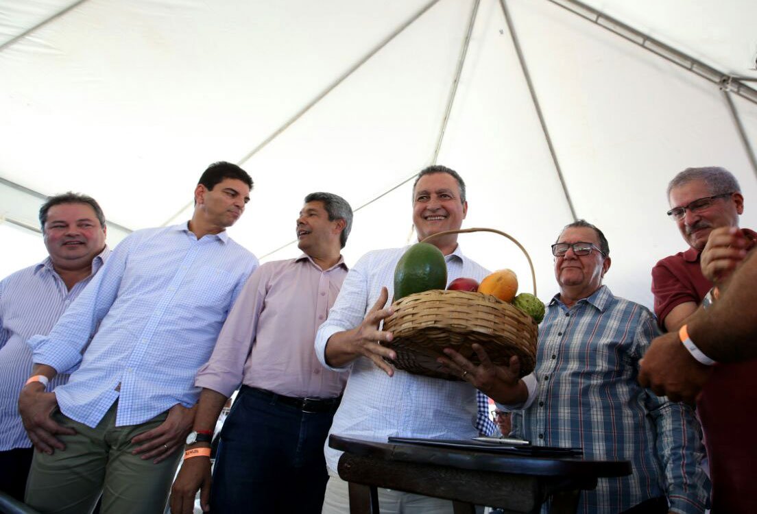 Estado com o maior número de produtores rurais, o desenvolvimento da agricultura baiana recebeu mais um reforço com a entrega, pelo governador Rui Costa (PT), no município de Carinhanha, às margens do Rio São Francisco, de 712 certificados do Cadastro Ambiental Rural (CAR) e a assinatura de convênio do Bahia Produtiva; também foi entregue um trator para a Associação de Produtores Rurais de Baixa do Tribe (Foto: Voney Malta) Estado com o maior número de produtores rurais, o desenvolvimento da agricultura baiana recebeu mais um reforço com a entrega, pelo governador Rui Costa (PT), no município de Carinhanha, às margens do Rio São Francisco, de 712 certificados do Cadastro Ambiental Rural (CAR) e a assinatura de convênio do Bahia Produtiva; também foi entregue um trator para a Associação de Produtores Rurais de Baixa do Tribe
