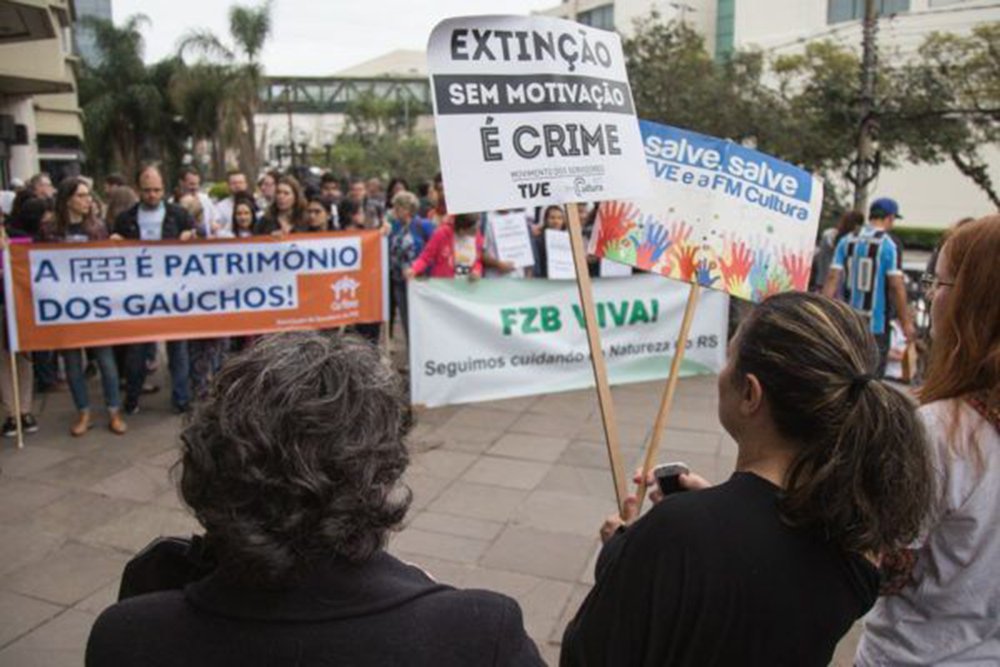 O governador Ivo Sartori (MDB) suspendeu o auxílio alimentação, saúde, creche e demais benefícios presentes nos acordos coletivos de algumas categorias de servidores; os atingidos trabalhavam na Fundação de Economia e Estatística e na Fundação Piratini, e foram para secretarias; Estado diz que o corte está previsto na Reforma Trabalhista do governo Temer que entrou em vigor em 2017 (Foto: Voney Malta) O governador Ivo Sartori (MDB) suspendeu o auxílio alimentação, saúde, creche e demais benefícios presentes nos acordos coletivos de algumas categorias de servidores; os atingidos trabalhavam na Fundação de Economia e Estatística e na Fundação Piratini, e foram para secretarias; Estado diz que o corte está previsto na Reforma Trabalhista do governo Temer que entrou em vigor em 2017