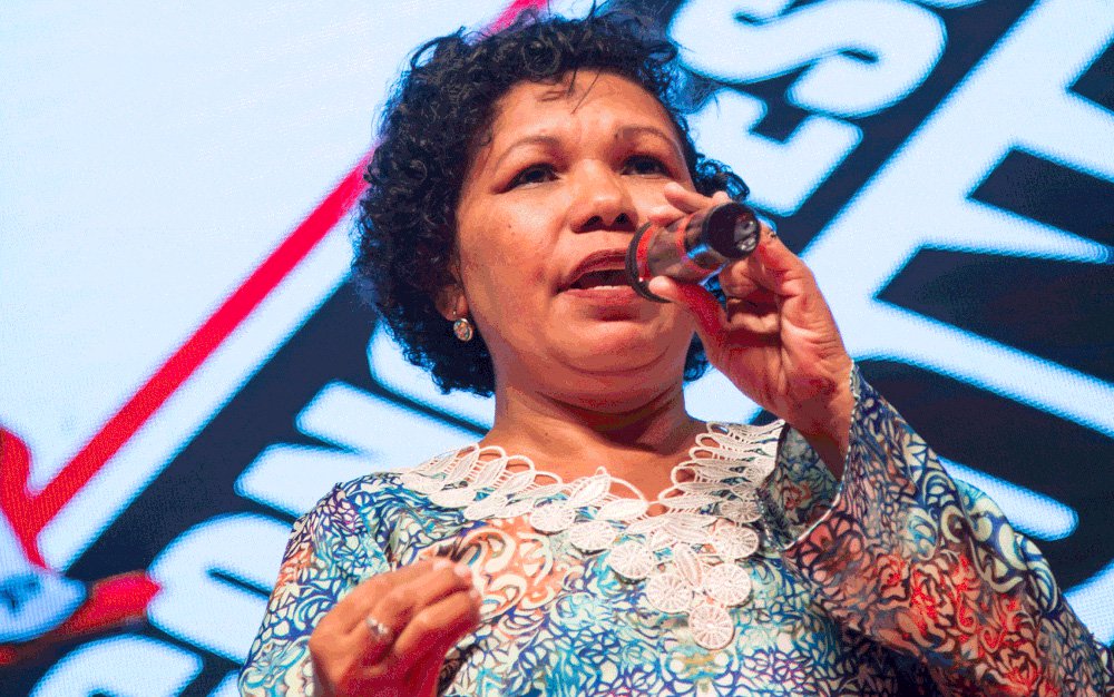 Pré-candidata à presidência da república pelo PSTU (Partido Socialista dos Trabalhadores Unificado), a ex-operária Vera Lúcia Salgado afirma que irá desapropriar cerca de 100 empresas e que a Venezuela não é um exemplo para ela; "a Venezuela é capitalista", diz Lúcia; ela diz: "o Brasil precisa de uma revolução socialista (...) que tenha como tarefa central organizar a classe trabalhadora"; a ex-operária diz que a experiência de Lula dentro dos "marcos capitalistas deu no que deu" (Foto: Gustavo Conde) Pré-candidata à presidência da república pelo PSTU (Partido Socialista dos Trabalhadores Unificado), a ex-operária Vera Lúcia Salgado afirma que irá desapropriar cerca de 100 empresas e que a Venezuela não é um exemplo para ela; "a Venezuela é capitalista", diz Lúcia; ela diz: "o Brasil precisa de uma revolução socialista (...) que tenha como tarefa central organizar a classe trabalhadora"; a ex-operária diz que a experiência de Lula dentro dos "marcos capitalistas deu no que deu"