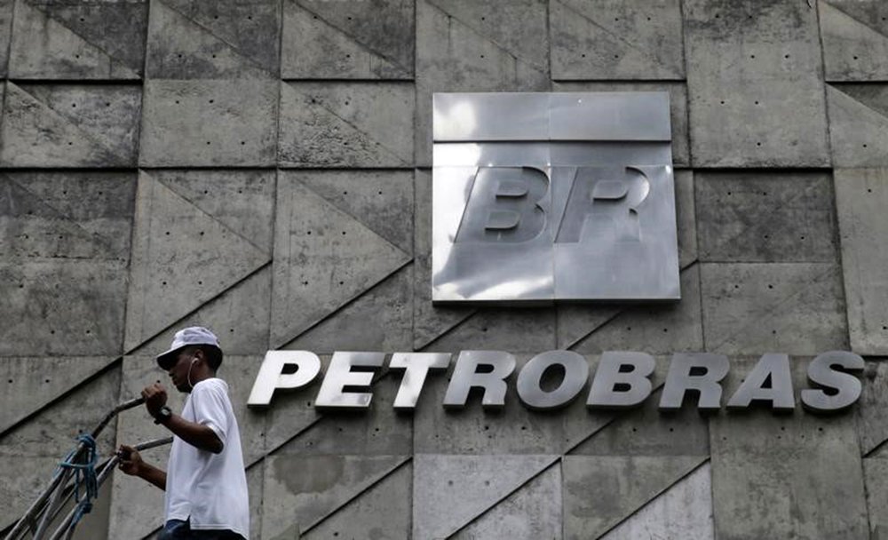Homem caminha em frente a sede da Petrobras no Rio de Janeiro 13/4/2017 REUTERS/Ricardo Moraes (Foto: Pedro Maciel) Homem caminha em frente a sede da Petrobras no Rio de Janeiro 13/4/2017 REUTERS/Ricardo Moraes