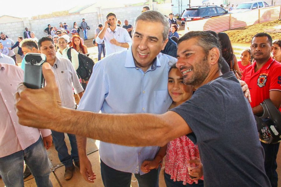 Lideranças da base aliada estadual afirmaram que o crescimento do governador José Eliton (PSDB), candidato à reeleição, nas duas pesquisas de intenção de votos para o Palácio das Esmeraldas neste fim de semana mostram que o tucano entrou definitivamente numa trajetória de ascensão que resultará na vitória nas eleições de 7 de outubro; na avaliação desses líderes, o crescimento é resultado da qualidade da administração e o legado dos governos ao lado de Marconi; presidente do PSDB de Goiás, o deputado federal Giuseppe Vecci avalia que a pesquisa Serpes, por exemplo, foi “esplendorosa” para os aliados do governo, e que a força da base aliada vai mesmo fazer diferença na eleição (Foto: José Barbacena) Lideranças da base aliada estadual afirmaram que o crescimento do governador José Eliton (PSDB), candidato à reeleição, nas duas pesquisas de intenção de votos para o Palácio das Esmeraldas neste fim de semana mostram que o tucano entrou definitivamente numa trajetória de ascensão que resultará na vitória nas eleições de 7 de outubro; na avaliação desses líderes, o crescimento é resultado da qualidade da administração e o legado dos governos ao lado de Marconi; presidente do PSDB de Goiás, o deputado federal Giuseppe Vecci avalia que a pesquisa Serpes, por exemplo, foi “esplendorosa” para os aliados do governo, e que a força da base aliada vai mesmo fazer diferença na eleição