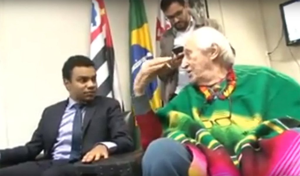 O encontro entre o diretor do Teatro Oficina, José Celso, e o vereador Fernando Holiday (DEM), que integra o MBL, para discutir um projeto que cria um parque no terreno onde o apresentador Sílvio Santos pretende construir um conjunto de torres residencial; em certa altura, Zé Celso dispara: "A sua visão do mundo é o fascismo, o nazismo, uma coisa inclusive racista" (Foto: Paulo Emílio) O encontro entre o diretor do Teatro Oficina, José Celso, e o vereador Fernando Holiday (DEM), que integra o MBL, para discutir um projeto que cria um parque no terreno onde o apresentador Sílvio Santos pretende construir um conjunto de torres residencial; em certa altura, Zé Celso dispara: "A sua visão do mundo é o fascismo, o nazismo, uma coisa inclusive racista"