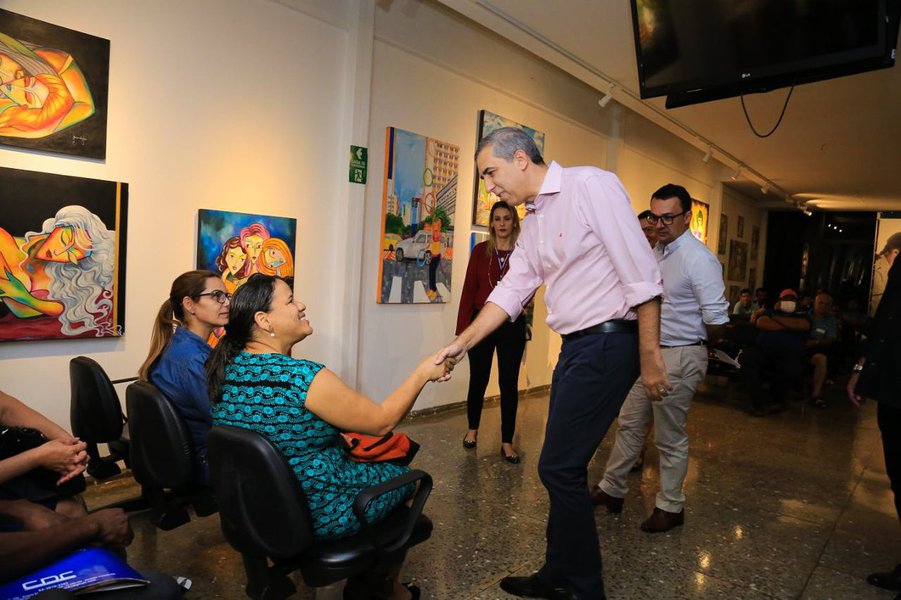 Doze horas após apresentar, nesta segunda-feira (23), o 3.º Turno da Saúde, o governador José Eliton esteve no Hospital Estadual Geral de Goiânia Doutor Alberto Rassi (HGG) para acompanhar a primeira noite de funcionamento do programa; no início da noite, dez pacientes se dirigiam para o centro cirúrgico e cerca de 80 já estavam registrados para serem consultados na unidade; horário de atendimento do Programa 3.º Turno da Saúde nas unidades estaduais hospitalares será feito de segunda a sexta-feira, das 18 às 23 horas. Nos sábados o atendimento será das 7 às 19 horas no Crer, e das 7 às 17 horas no HGG (Foto: José Barbacena) Doze horas após apresentar, nesta segunda-feira (23), o 3.º Turno da Saúde, o governador José Eliton esteve no Hospital Estadual Geral de Goiânia Doutor Alberto Rassi (HGG) para acompanhar a primeira noite de funcionamento do programa; no início da noite, dez pacientes se dirigiam para o centro cirúrgico e cerca de 80 já estavam registrados para serem consultados na unidade; horário de atendimento do Programa 3.º Turno da Saúde nas unidades estaduais hospitalares será feito de segunda a sexta-feira, das 18 às 23 horas. Nos sábados o atendimento será das 7 às 19 horas no Crer, e das 7 às 17 horas no HGG