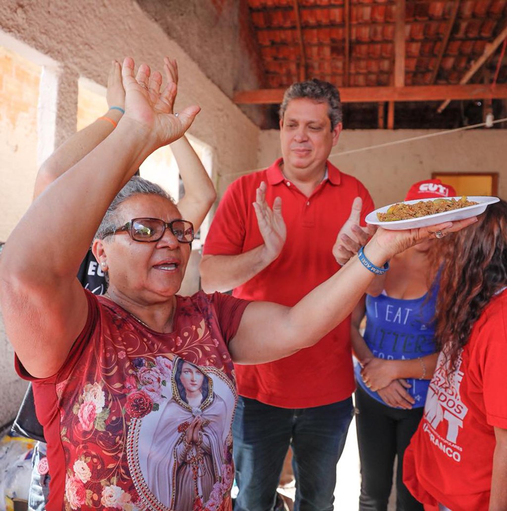 A cozinheira preferida do ex-presidente Lula, Tia Zélia, está tentando fazer uma visita a ele na prisão em Curitiba (PR); ela afirmou que tentará ir outras vezes à capital paranaense e que só não vai preparar o prato preferido do ex-presidente – rabada – porque a PF não entregaria a comida a ele (Foto: Leonardo Lucena) A cozinheira preferida do ex-presidente Lula, Tia Zélia, está tentando fazer uma visita a ele na prisão em Curitiba (PR); ela afirmou que tentará ir outras vezes à capital paranaense e que só não vai preparar o prato preferido do ex-presidente – rabada – porque a PF não entregaria a comida a ele