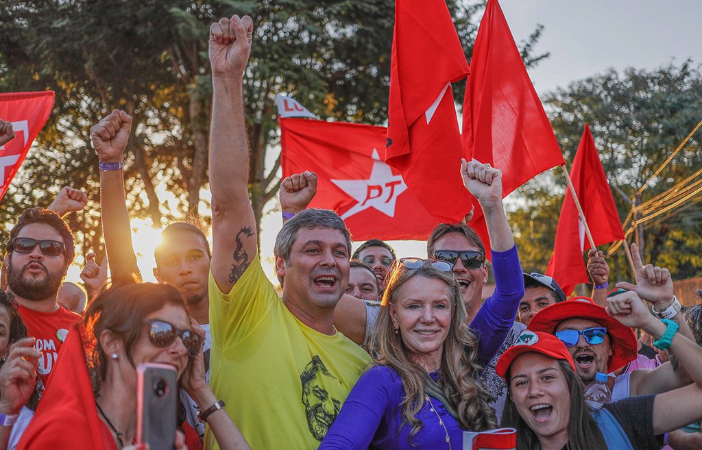 O senador Lindbergh Farias (PT-RJ) afirmou que "esse 1 de maio é histórico. Marca a luta pela democracia, por Lula e a união das centrais sindicais"; "Lula sempre olhou nos olhos e ouviu o povo. Jamais aprisionarão nossos sonhos de formar um governo cada vez mais próximo dos brasileiros e brasileiras" (Foto: Leonardo Lucena) O senador Lindbergh Farias (PT-RJ) afirmou que "esse 1 de maio é histórico. Marca a luta pela democracia, por Lula e a união das centrais sindicais"; "Lula sempre olhou nos olhos e ouviu o povo. Jamais aprisionarão nossos sonhos de formar um governo cada vez mais próximo dos brasileiros e brasileiras"