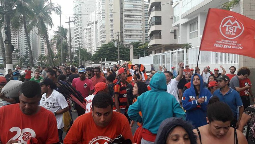 Ocupação do triplex do Guarujá, cuja propriedade foi atribuída ao ex-presidente Lula, durou cerca de quatro horas e serviu, segundo liderança do PSOL da cidade, para dar visibilidade ao protesto e denunciar a prisão injusta do ex-presidente; "Numa ação arbitrária, sem ordem judicial, polícia deu prazo para saída do MTST do triplex, sob pena de prisão de todos os ocupantes. O triplex foi desocupado, mas o recado ficou. É evidente que não tinham ordem: quem pediria a reintegração de posse?", disse o líder do MTST, Guilherme Boulos (Foto: Aquiles Lins) Ocupação do triplex do Guarujá, cuja propriedade foi atribuída ao ex-presidente Lula, durou cerca de quatro horas e serviu, segundo liderança do PSOL da cidade, para dar visibilidade ao protesto e denunciar a prisão injusta do ex-presidente; "Numa ação arbitrária, sem ordem judicial, polícia deu prazo para saída do MTST do triplex, sob pena de prisão de todos os ocupantes. O triplex foi desocupado, mas o recado ficou. É evidente que não tinham ordem: quem pediria a reintegração de posse?", disse o líder do MTST, Guilherme Boulos