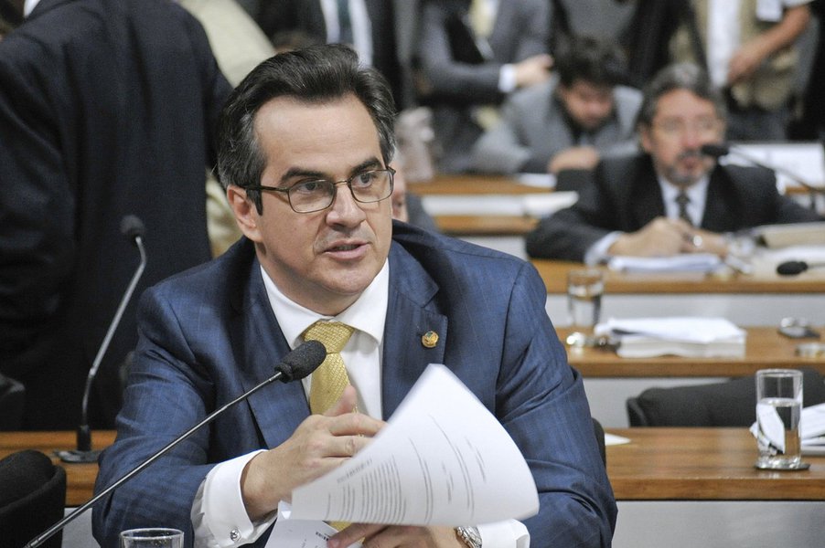 Operação Lava Jato registrou em vídeo duas entregas de dinheiro a José Expedito Rodrigues Almeida, ex-assessor do senador Ciro Nogueira (PP-PI), presidente do Progressistas; gravação foi uma "ação controlada" da Polícia Federal em fevereiro e as informações sobre as gravações estão detalhadas no material da investigação sobre um esquema de captação de propina de políticos do PP, entre os quais Nogueira e o deputado Eduardo da Fonte (PP-PE) (Foto: Aquiles Lins) Operação Lava Jato registrou em vídeo duas entregas de dinheiro a José Expedito Rodrigues Almeida, ex-assessor do senador Ciro Nogueira (PP-PI), presidente do Progressistas; gravação foi uma "ação controlada" da Polícia Federal em fevereiro e as informações sobre as gravações estão detalhadas no material da investigação sobre um esquema de captação de propina de políticos do PP, entre os quais Nogueira e o deputado Eduardo da Fonte (PP-PE)