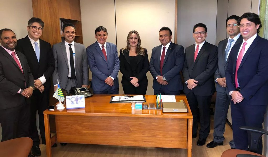 Após comandar a Secretaria de Estado da Educação (Seduc), a deputada federal Rejane Dias (PT-PI) reassumiu suas funções na Câmara dos Deputados; ela será titular da Comissão da Educação e da Comissão de Defesa dos Direitos das Pessoas com Deficiência; retorno foi acompanhado pelo governador Wellington Dias (Foto: Voney Malta) Após comandar a Secretaria de Estado da Educação (Seduc), a deputada federal Rejane Dias (PT-PI) reassumiu suas funções na Câmara dos Deputados; ela será titular da Comissão da Educação e da Comissão de Defesa dos Direitos das Pessoas com Deficiência; retorno foi acompanhado pelo governador Wellington Dias
