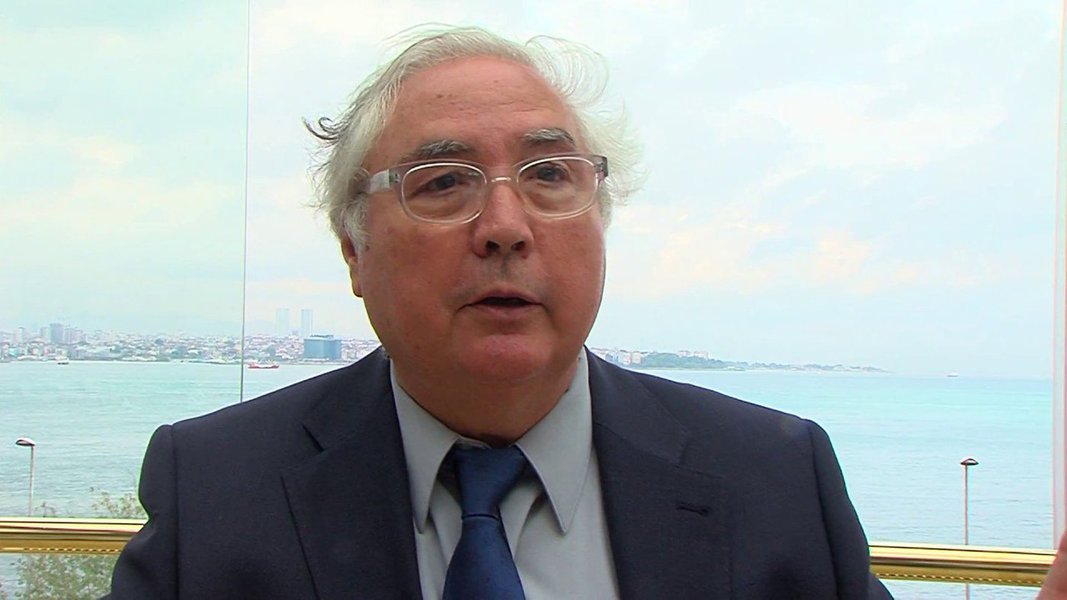O sociólogo espanhol Manuel Castells, um dos mais respeitados pensadores da atualidade, escreve artigo nesta quinta-fera, 26, no jornal Clarín, em que critica a prisão política do ex-presidente Lula; "Eles foram longe demais. E o que eles causaram é uma união de toda a esquerda, incluindo o PT, que assinou um manifesto em defesa de Lula. E preparar uma candidatura conjunta para a eleição de outubro, reivindicando Lula através de outro candidato", diz Castells (Foto: Aquiles Lins) O sociólogo espanhol Manuel Castells, um dos mais respeitados pensadores da atualidade, escreve artigo nesta quinta-fera, 26, no jornal Clarín, em que critica a prisão política do ex-presidente Lula; "Eles foram longe demais. E o que eles causaram é uma união de toda a esquerda, incluindo o PT, que assinou um manifesto em defesa de Lula. E preparar uma candidatura conjunta para a eleição de outubro, reivindicando Lula através de outro candidato", diz Castells