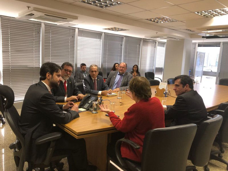 Deputado Afonso Florence (PT-BA) solicitou a realização de uma reunião específica com os membros da Comissão de Desenvolvimento Urbano (CDU) da Câmara e representantes de movimentos sociais de luta pela reforma urbana; o parlamentar também criticou a proposta de MP do governo Michel Temer, posta em consulta, que abre para privatização o setor de saneamento (Foto: Leonardo Lucena) Deputado Afonso Florence (PT-BA) solicitou a realização de uma reunião específica com os membros da Comissão de Desenvolvimento Urbano (CDU) da Câmara e representantes de movimentos sociais de luta pela reforma urbana; o parlamentar também criticou a proposta de MP do governo Michel Temer, posta em consulta, que abre para privatização o setor de saneamento