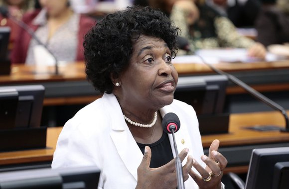 Na véspera deste 1º de maio, Dia do Trabalhador, a deputada Benedita da Silva (PT-RS) criticou, em vídeo, o fato de a proposta permitir que grávidas trabalhem em lugares insalubres; segundo a congressista, "não é possível que, além de ter a chamada dupla jornada, ter as dificuldades que as mulheres têm, principalmente neste momento, serem obrigadas" executar este tipo de trabalho; assista (Foto: Leonardo Lucena) Na véspera deste 1º de maio, Dia do Trabalhador, a deputada Benedita da Silva (PT-RS) criticou, em vídeo, o fato de a proposta permitir que grávidas trabalhem em lugares insalubres; segundo a congressista, "não é possível que, além de ter a chamada dupla jornada, ter as dificuldades que as mulheres têm, principalmente neste momento, serem obrigadas" executar este tipo de trabalho; assista