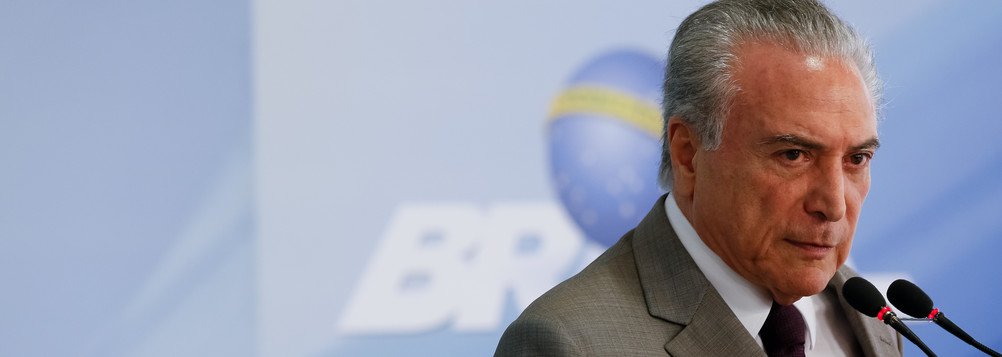 A presidência da República fará uma licitação para contratar uma empresa que permita usar o celular durante viagens dos aviões que atendem ao Palácio do Planalto; o preço máximo é de R$ 2,7 milhões para um ano de contrato (Foto: Leonardo Lucena) A presidência da República fará uma licitação para contratar uma empresa que permita usar o celular durante viagens dos aviões que atendem ao Palácio do Planalto; o preço máximo é de R$ 2,7 milhões para um ano de contrato