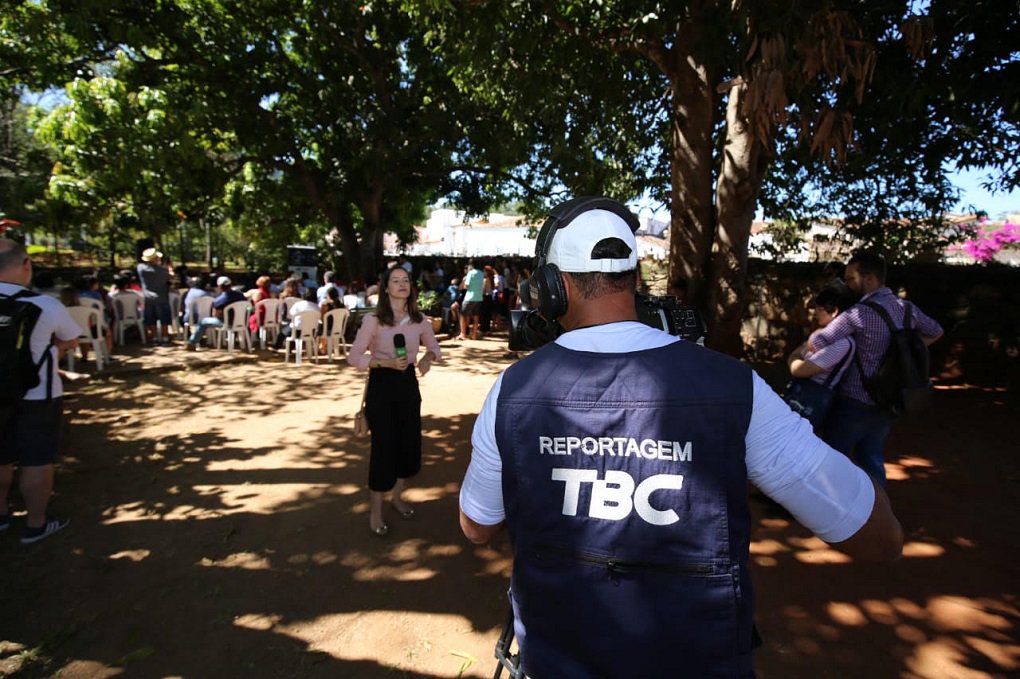 O Festival Internacional de Vídeo e Cinema Ambiental (Fica) contou com cobertura jornalística inédita na edição deste ano; as novas TV Brasil Central (TBC) e Rádio Brasil Central (RBC) estiveram presentes no evento desde o primeiro dia com equipes in loco levando todos os detalhes aos telespectadores e ouvintes do maior festival de cinema ambiental da América Latina; cerca de 20 profissionais das emissoras de rádio e TV foram para a cidade de Goiás; cobertura exclusiva feita pela nova TBC contou com cerca de 50 entradas ao vivo durante a programação da emissora, seja nos boletins de hora em hora ou nos telejornais, além de mais de 10 matérias sobre toda a programação do festival (Foto: José Barbacena) O Festival Internacional de Vídeo e Cinema Ambiental (Fica) contou com cobertura jornalística inédita na edição deste ano; as novas TV Brasil Central (TBC) e Rádio Brasil Central (RBC) estiveram presentes no evento desde o primeiro dia com equipes in loco levando todos os detalhes aos telespectadores e ouvintes do maior festival de cinema ambiental da América Latina; cerca de 20 profissionais das emissoras de rádio e TV foram para a cidade de Goiás; cobertura exclusiva feita pela nova TBC contou com cerca de 50 entradas ao vivo durante a programação da emissora, seja nos boletins de hora em hora ou nos telejornais, além de mais de 10 matérias sobre toda a programação do festival