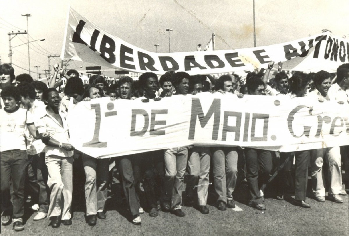 O 1º de Maio deste ano no Ceará vai marcar também o lançamento estadual do Congresso do Povo, antecipando o ato político marcado para o período da tarde, em Parangaba. O Congresso do Povo, proposta da Frente Brasil Popular, tem como objetivo construir coletivamente, um projeto de nação. Antecedendo o 1º de Maio, haverá ainda o lançamento estadual do filme "Arpilleras: atingidas por barragens bordando a resistência" produzido pelas mulheres do Movimento dos Atingidos por Barragens (MAB), que será exibido pela primeira vez no Ceará no dia 28, a partir das 15h30, no Cineteatro São Luiz, com entrada gratuita (Foto: Fatima 247) O 1º de Maio deste ano no Ceará vai marcar também o lançamento estadual do Congresso do Povo, antecipando o ato político marcado para o período da tarde, em Parangaba. O Congresso do Povo, proposta da Frente Brasil Popular, tem como objetivo construir coletivamente, um projeto de nação. Antecedendo o 1º de Maio, haverá ainda o lançamento estadual do filme "Arpilleras: atingidas por barragens bordando a resistência" produzido pelas mulheres do Movimento dos Atingidos por Barragens (MAB), que será exibido pela primeira vez no Ceará no dia 28, a partir das 15h30, no Cineteatro São Luiz, com entrada gratuita