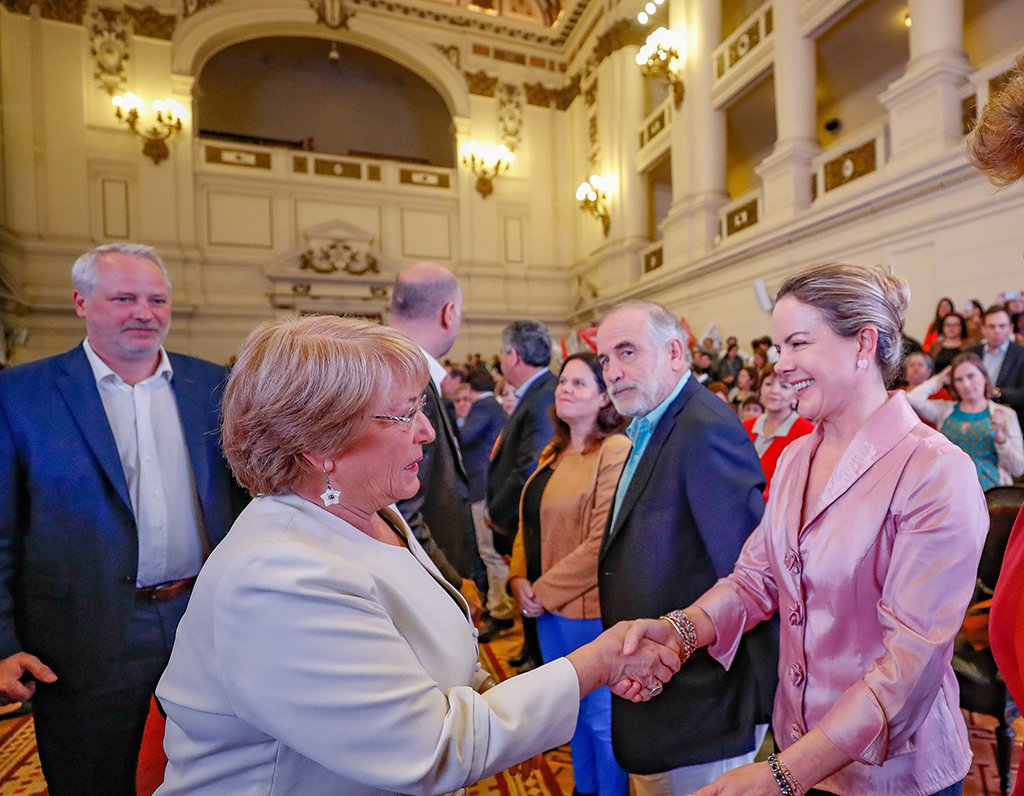 A ex-presidente chilena Michele Bachelet defendeu o ex-presidente Lula, preso em Curitiba (PR), e a presidente deposta pelo golpe, Dilma Rousseff; em evento no Chile, Michele mandou um recado direto do Brasil, ao dizer que os países da América do Sul devem aprender a respeitar as urnas; o golpe se desmoraliza no mundo; assista ao vídeo (Foto: Leonardo Lucena) A ex-presidente chilena Michele Bachelet defendeu o ex-presidente Lula, preso em Curitiba (PR), e a presidente deposta pelo golpe, Dilma Rousseff; em evento no Chile, Michele mandou um recado direto do Brasil, ao dizer que os países da América do Sul devem aprender a respeitar as urnas; o golpe se desmoraliza no mundo; assista ao vídeo
