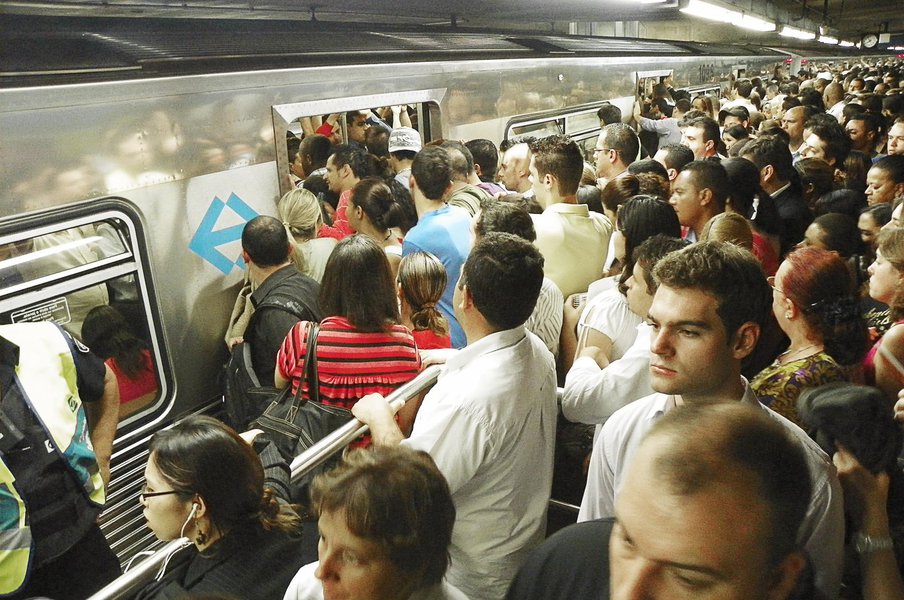 Levantamento realizado com base nas informações dos relatórios de administração do Metrô de São Paulo mostram que se comparados os investimentos nos biênios 2013/2014 - e 2015/2016, o Metrô aplicou R$ 283,4 milhões no primeiro período e R$ 240,1 milhões, no segundo biênio, ou seja, houve uma queda de 15,28% (Foto: Aquiles Lins) Levantamento realizado com base nas informações dos relatórios de administração do Metrô de São Paulo mostram que se comparados os investimentos nos biênios 2013/2014 - e 2015/2016, o Metrô aplicou R$ 283,4 milhões no primeiro período e R$ 240,1 milhões, no segundo biênio, ou seja, houve uma queda de 15,28%