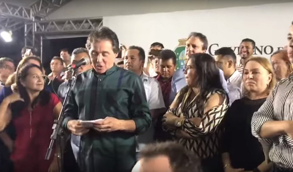 O presidente do Senado, Eunício Oliveira (MDB), foi vaiado em Madalena, no interior do Ceará, durante evento para anunciar investimentos no município; ele é interrompido por gritos e tambores enquanto tenta citar os nomes das autoridades presentes; a deputada federal Gorete Pereira (PR) também foi ‘homenageada com solenes’ vaias pelo público presente; veja vídeos (Foto: Voney Malta) O presidente do Senado, Eunício Oliveira (MDB), foi vaiado em Madalena, no interior do Ceará, durante evento para anunciar investimentos no município; ele é interrompido por gritos e tambores enquanto tenta citar os nomes das autoridades presentes; a deputada federal Gorete Pereira (PR) também foi ‘homenageada com solenes’ vaias pelo público presente; veja vídeos