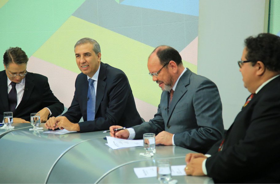 O governador José Eliton afirmou nesta terça-feira (10) ao Roda de Entrevista Especial, na nova TBC, que o diálogo com os servidores públicos do governo de Goiás será uma agenda perene, voltada para a valorização do funcionalismo e para a entrega de serviços públicos de qualidade; “Sempre, por onde passei, soube dialogar com as entidades representantes dos servidores; foi assim na Celg, na Secretaria de Desenvolvimento Econômico e na Secretaria de Segurança Pública, e será assim no governo”, declarou; Eliton disse, também, que “manter o pagamento dos salários do servidor em dia é prioridade” (Foto: José Barbacena) O governador José Eliton afirmou nesta terça-feira (10) ao Roda de Entrevista Especial, na nova TBC, que o diálogo com os servidores públicos do governo de Goiás será uma agenda perene, voltada para a valorização do funcionalismo e para a entrega de serviços públicos de qualidade; “Sempre, por onde passei, soube dialogar com as entidades representantes dos servidores; foi assim na Celg, na Secretaria de Desenvolvimento Econômico e na Secretaria de Segurança Pública, e será assim no governo”, declarou; Eliton disse, também, que “manter o pagamento dos salários do servidor em dia é prioridade”