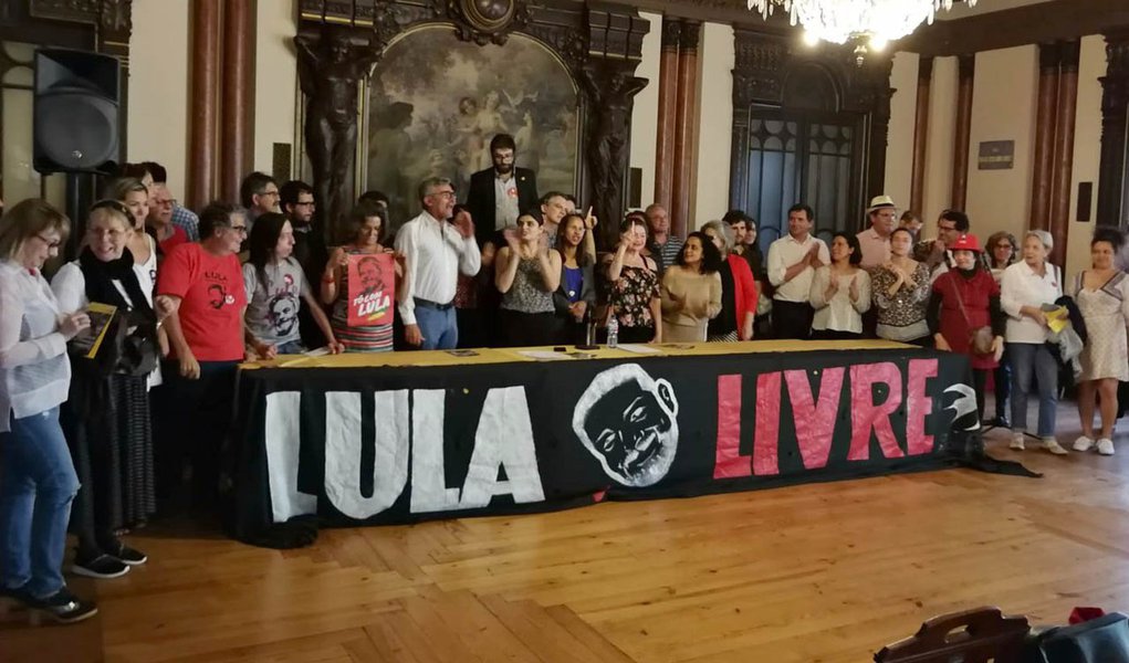 O Coletivo Andorinha (organização suprapartidária de esquerda) e o Núcleo do PT de Lisboa, juntamente com diversos movimentos sociais, sindicais, intelectuais e culturais, assim como partidos e agentes políticos, lançaram nesta quinta-feira, 14, o Comitê Internacional de Solidariedade a Lula e à Democracia no Brasil em Portugal; "Apoiar a liberdade de Lula é afirmar o compromisso com o pacto democrático e com a soberania popular", diz o manifesto (Foto: Aquiles Lins) O Coletivo Andorinha (organização suprapartidária de esquerda) e o Núcleo do PT de Lisboa, juntamente com diversos movimentos sociais, sindicais, intelectuais e culturais, assim como partidos e agentes políticos, lançaram nesta quinta-feira, 14, o Comitê Internacional de Solidariedade a Lula e à Democracia no Brasil em Portugal; "Apoiar a liberdade de Lula é afirmar o compromisso com o pacto democrático e com a soberania popular", diz o manifesto