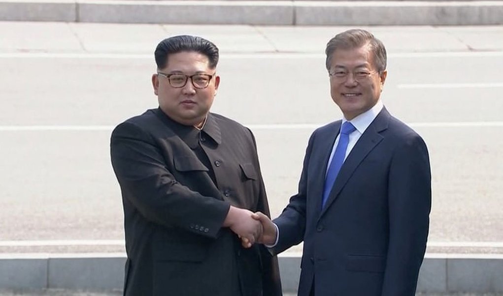 O presidente da Coreia do Norte, Kim Jong-un, atravessou a fronteira da Coreia do Sul para participar da cúpula com o presidente sul-coreano Moon Jae-in; os dois presidentes se cumprimentaram e posaram para fotos momentos antes do início da reunião oficial (Foto: Gisele Federicce) O presidente da Coreia do Norte, Kim Jong-un, atravessou a fronteira da Coreia do Sul para participar da cúpula com o presidente sul-coreano Moon Jae-in; os dois presidentes se cumprimentaram e posaram para fotos momentos antes do início da reunião oficial