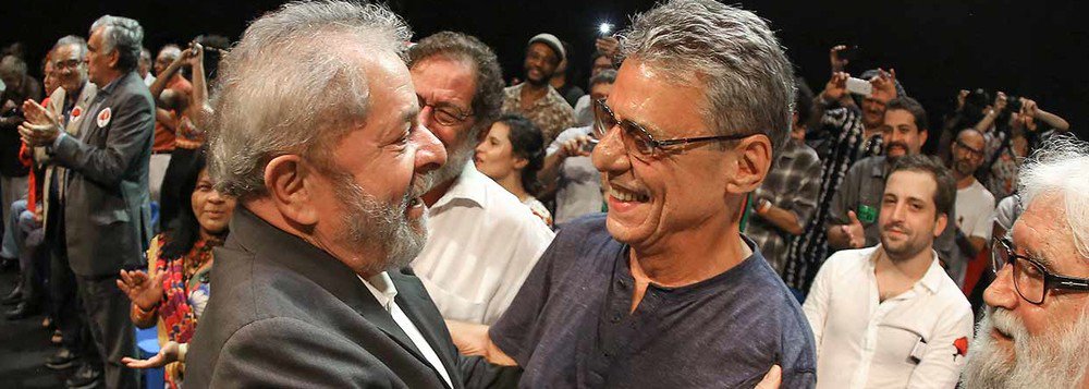 Personalidades como os cantores Chico Buarque e Martinho da Vila, o escritor Leonardo Boff e o jornalista Eric Nepomuceno fazem uma convocatória para o festival Lula Livre, marcado para acontecer no dia 28 de julho no Rio de Janeiro; "Pedir a imediata libertação de Luís Inácio Lula da Silva não significa apenas um gesto de solidariedade ao mais popular presidente deste nosso país", diz o texto; significa também um "gesto de exigência para que se respeite a Justiça, pilar básico de qualquer sistema minimamente democrático", afirma
(Foto: Leonardo Lucena) Personalidades como os cantores Chico Buarque e Martinho da Vila, o escritor Leonardo Boff e o jornalista Eric Nepomuceno fazem uma convocatória para o festival Lula Livre, marcado para acontecer no dia 28 de julho no Rio de Janeiro; "Pedir a imediata libertação de Luís Inácio Lula da Silva não significa apenas um gesto de solidariedade ao mais popular presidente deste nosso país", diz o texto; significa também um "gesto de exigência para que se respeite a Justiça, pilar básico de qualquer sistema minimamente democrático", afirma