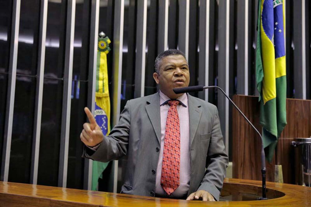 O deputado federal Valmir Assunção (PT-BA) diz que quem está bem posicionado do ranking do site políticos.org vota a favor da reforma trabalhista, do congelamento por 20 anos dos gastos públicos em saúde e educação, entregar o pré-sal e as riquezas do país; “Não faço questão de ter pontos positivos por votar contra o povo. Como se retirar direitos dos trabalhadores fosse algo bom e que deva receber avaliação positiva", diz (Foto: Voney Malta) O deputado federal Valmir Assunção (PT-BA) diz que quem está bem posicionado do ranking do site políticos.org vota a favor da reforma trabalhista, do congelamento por 20 anos dos gastos públicos em saúde e educação, entregar o pré-sal e as riquezas do país; “Não faço questão de ter pontos positivos por votar contra o povo. Como se retirar direitos dos trabalhadores fosse algo bom e que deva receber avaliação positiva", diz