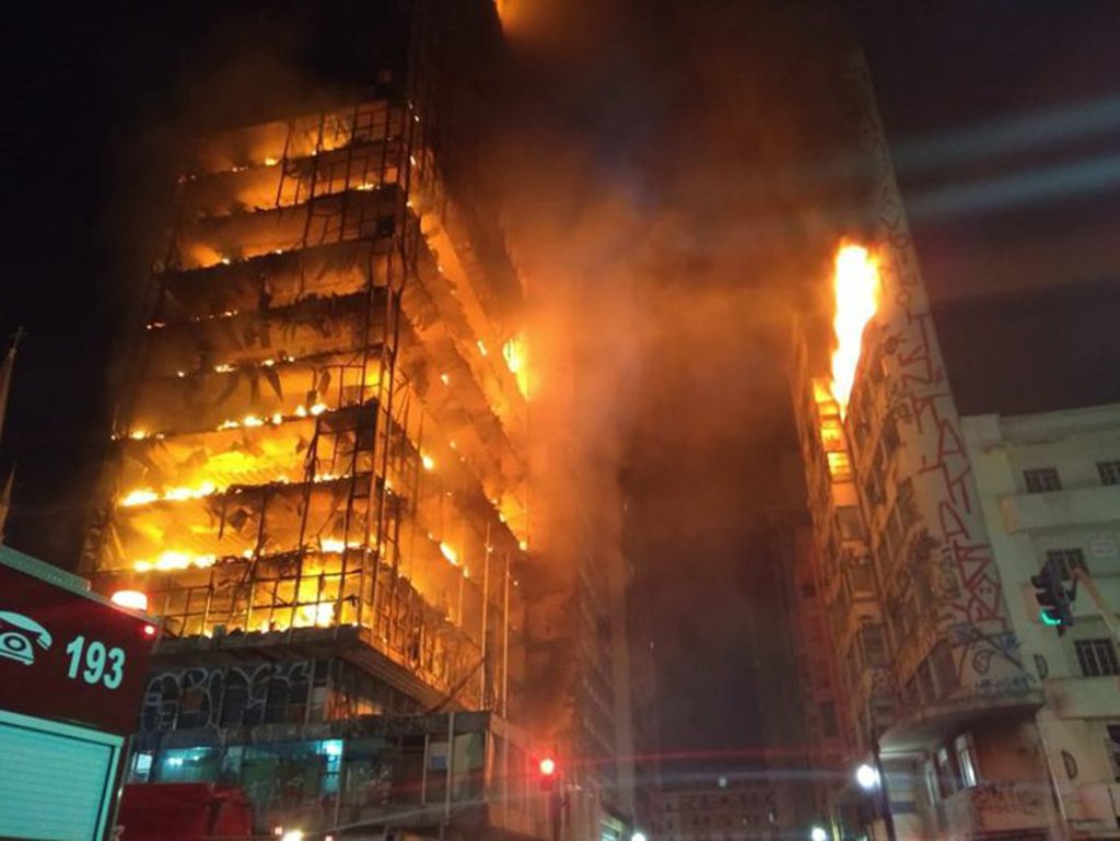 Em comunicado ao Corpo de Bombeiros, o serviço de Assistência Social da Prefeitura de São Paulo atualizou o número de pessoas que moravam no prédio que desabou na madrugada: eram 146 famílias, com um total de 372 pessoas; dessas, 44 têm paradeiro desconhecido, mas não são consideradas desaparecidas, porque não há confirmação de que elas estavam no local no momento da queda. Uma pessoa é considerada desaparecida (Foto: Leonardo Lucena) Em comunicado ao Corpo de Bombeiros, o serviço de Assistência Social da Prefeitura de São Paulo atualizou o número de pessoas que moravam no prédio que desabou na madrugada: eram 146 famílias, com um total de 372 pessoas; dessas, 44 têm paradeiro desconhecido, mas não são consideradas desaparecidas, porque não há confirmação de que elas estavam no local no momento da queda. Uma pessoa é considerada desaparecida