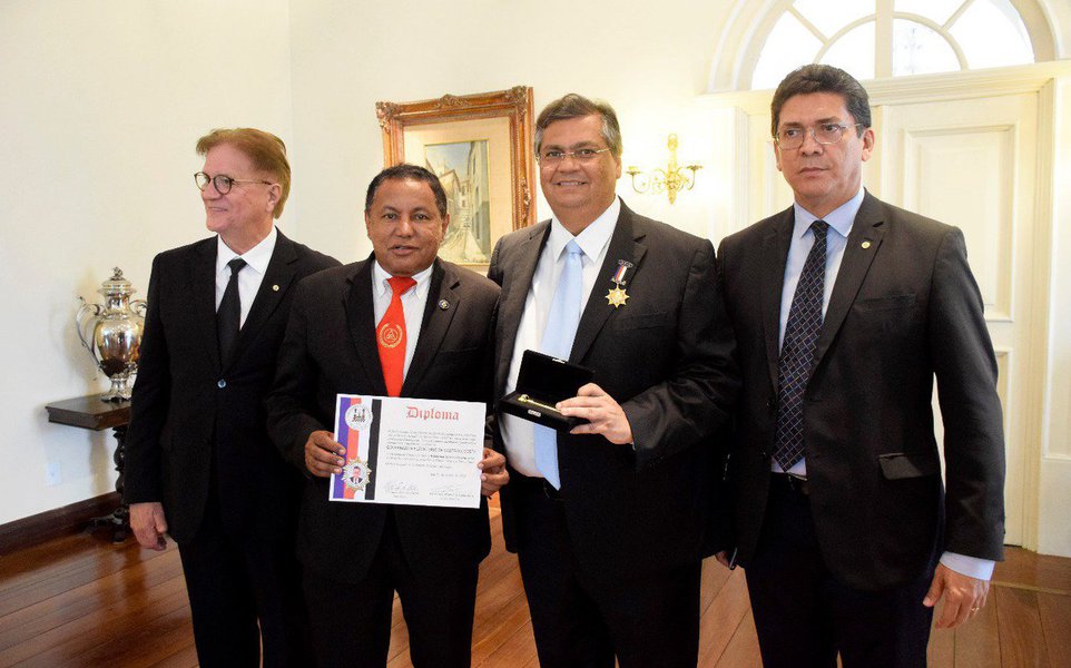 O Sereníssimo Grão-Mestre da Maçonaria do Maranhão, Ubiratan João de Castro, avaliou, durante encontro com de 40 diretores da instituição, como “acima de ótimo” a gestão do governo Flávio Dino (PCdoB) no Maranhão; para Dino, a Maçonaria contribui com o desenvolvimento do Maranhão ao atuar em ações de caráter filantrópico, de alívio à pobreza (Foto: Voney Malta) O Sereníssimo Grão-Mestre da Maçonaria do Maranhão, Ubiratan João de Castro, avaliou, durante encontro com de 40 diretores da instituição, como “acima de ótimo” a gestão do governo Flávio Dino (PCdoB) no Maranhão; para Dino, a Maçonaria contribui com o desenvolvimento do Maranhão ao atuar em ações de caráter filantrópico, de alívio à pobreza