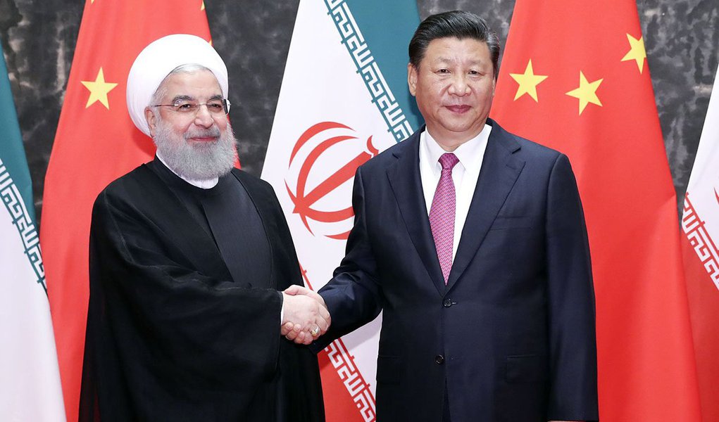 新华社照片,青岛,2018年6月10日 习近平同伊朗总统鲁哈尼举行会谈 6月10日,国家主席习近平在青岛同伊朗总统鲁哈尼举行会谈。 新华社记者丁林摄 (Foto: Reinaldo) 新华社照片,青岛,2018年6月10日 习近平同伊朗总统鲁哈尼举行会谈 6月10日,国家主席习近平在青岛同伊朗总统鲁哈尼举行会谈。 新华社记者丁林摄