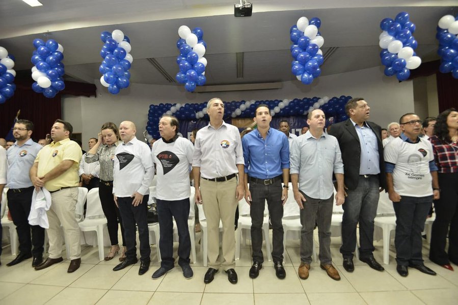 Está nascendo na base aliada, de forma natural, um movimento novo de apoio ao projeto do procurador Demóstenes Torres, agora filiada ao PTB; cauteloso, Demóstenes tem afirmado que não quer ser candidato “na marra”; Sua postulação é ao Senado e tem muita gente na base já simpática aos anseios de Demóstenes (Foto: José Barbacena) Está nascendo na base aliada, de forma natural, um movimento novo de apoio ao projeto do procurador Demóstenes Torres, agora filiada ao PTB; cauteloso, Demóstenes tem afirmado que não quer ser candidato “na marra”; Sua postulação é ao Senado e tem muita gente na base já simpática aos anseios de Demóstenes