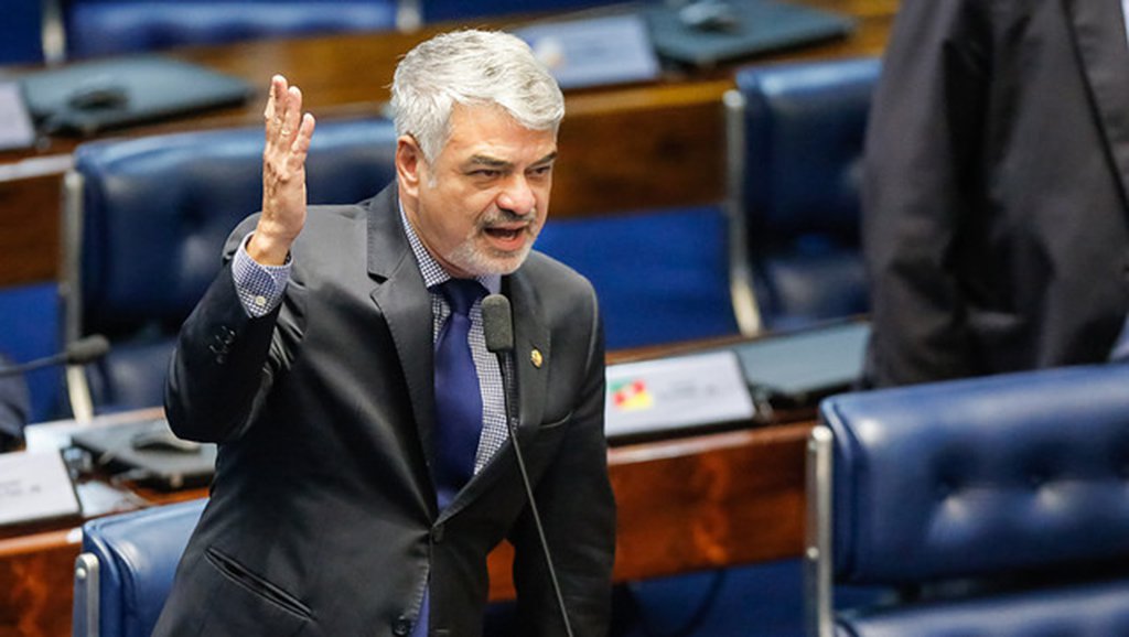 O líder da Oposição, senador Humberto Costa (PT-PE), aproveitou a celebração do 1º de Maio para dizer que "em todo o país, a esquerda segue se unificando, mostrando que um momento como este não deve ser de divisão, mas de unir forças em prol da Democracia, em defesa do trabalhador e contra a perseguição a Lula. É a unidade que nos fortalece" (Foto: Leonardo Lucena) O líder da Oposição, senador Humberto Costa (PT-PE), aproveitou a celebração do 1º de Maio para dizer que "em todo o país, a esquerda segue se unificando, mostrando que um momento como este não deve ser de divisão, mas de unir forças em prol da Democracia, em defesa do trabalhador e contra a perseguição a Lula. É a unidade que nos fortalece"