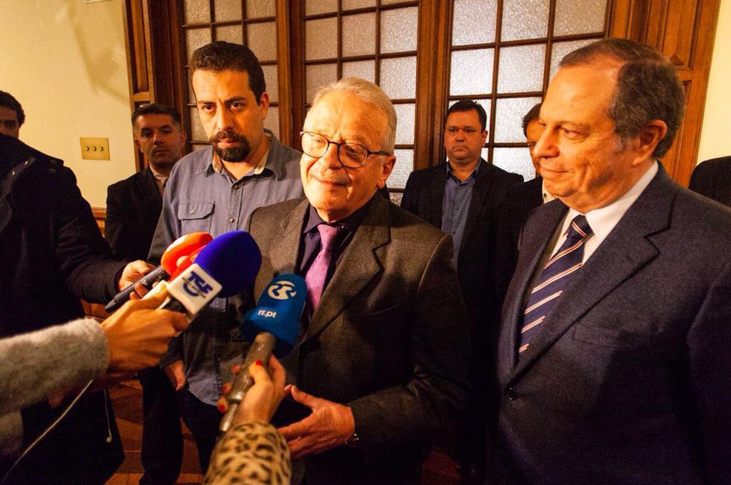 Em entrevista ao jornal Público, de Lisboa, o ex-ministro Tarso Genro analisa que no Brasil há duas tarefas essenciais para a centro-esquerda; "A primeira é construir um ambiente político de unidade, para defender a democracia e um novo modelo de desenvolvimento econômico. A segunda, como símbolo da recuperação republicana e democrática do Brasil, é defender o Presidente Lula, que hoje é um preso político, alvo de um processo de exceção, distorcido pelo poder judicial”, diz Genro (Foto: Aquiles Lins) Em entrevista ao jornal Público, de Lisboa, o ex-ministro Tarso Genro analisa que no Brasil há duas tarefas essenciais para a centro-esquerda; "A primeira é construir um ambiente político de unidade, para defender a democracia e um novo modelo de desenvolvimento econômico. A segunda, como símbolo da recuperação republicana e democrática do Brasil, é defender o Presidente Lula, que hoje é um preso político, alvo de um processo de exceção, distorcido pelo poder judicial”, diz Genro