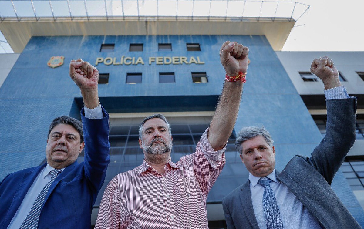 O vice-presidente do PT, deputado Paulo Teixeira, criticou a juíza Carolina Lebbos por não permitir a visita de um médico ao ex-presidente Lula na sede da Polícia Federal, onde é mantido como preso político. "A juíza que se acha deusa, Carolina Lebbos, consegue passar de todos os limites. Ela quer impedir até a visita do médico para avaliar a saúde do presidente Lula e alega que não há urgência. Ora, agora essa juíza se acha competente para avaliar até o estado de saúde de Lula?", questionou (Foto: Aquiles Lins) O vice-presidente do PT, deputado Paulo Teixeira, criticou a juíza Carolina Lebbos por não permitir a visita de um médico ao ex-presidente Lula na sede da Polícia Federal, onde é mantido como preso político. "A juíza que se acha deusa, Carolina Lebbos, consegue passar de todos os limites. Ela quer impedir até a visita do médico para avaliar a saúde do presidente Lula e alega que não há urgência. Ora, agora essa juíza se acha competente para avaliar até o estado de saúde de Lula?", questionou