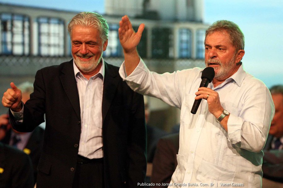 O dirigente do PT Valter Pomar classifica como um "retrocesso estratégico de décadas" a proposta atribuída ao ex-governador Jaques Wagner, de avaliar a possibilidade do PT não ter candidatura própria e apoiar um nome como o de Ciro Gomes; "Ao impedir Lula de participar da campanha, como candidato e/ou como apoiador, o golpismo está fraudando e adulterando antecipadamente o resultado das eleições", diz ele; "A possibilidade sugerida por Wagner é na verdade pior que um plano B. Está mais para 'plano S', S de suicídio" (Foto: Valter Pomar) O dirigente do PT Valter Pomar classifica como um "retrocesso estratégico de décadas" a proposta atribuída ao ex-governador Jaques Wagner, de avaliar a possibilidade do PT não ter candidatura própria e apoiar um nome como o de Ciro Gomes; "Ao impedir Lula de participar da campanha, como candidato e/ou como apoiador, o golpismo está fraudando e adulterando antecipadamente o resultado das eleições", diz ele; "A possibilidade sugerida por Wagner é na verdade pior que um plano B. Está mais para 'plano S', S de suicídio"
