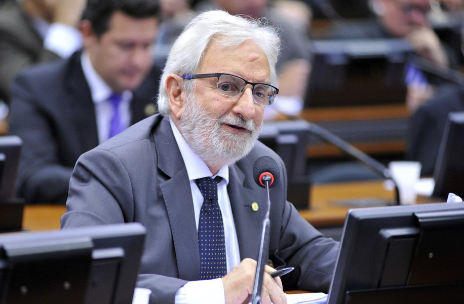 O deputado federal Ivan Valente (Psol-SP) criticou a reforma trabalhista, aprovada pelo governo Michel Temer; "O governo defendeu, em 2017, que a reforma trabalhista permitiria a abertura de 2 milhões de empregos, mas diante dos dados alarmantes de desemprego e queda de renda registrados agora o Ministério do Trabalho deixou de divulgar a expectativa para 2018. A maldade já está feita!", disse (Foto: Leonardo Lucena) O deputado federal Ivan Valente (Psol-SP) criticou a reforma trabalhista, aprovada pelo governo Michel Temer; "O governo defendeu, em 2017, que a reforma trabalhista permitiria a abertura de 2 milhões de empregos, mas diante dos dados alarmantes de desemprego e queda de renda registrados agora o Ministério do Trabalho deixou de divulgar a expectativa para 2018. A maldade já está feita!", disse