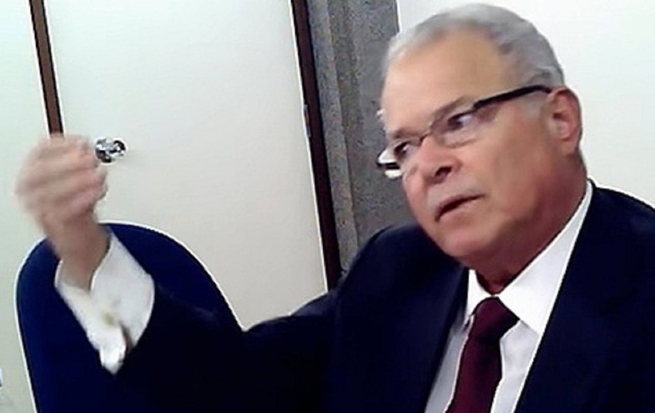 Com a empresa sob risco de recorrer a recuperação extrajudicial se não conseguir R$ 2,5 bi emprestados nos próximos dias, Emilio Odebrecht comanda nesta sexta-feira (27), em Salvador, a última reunião como presidente da empresa fundada por seu pai, cumprindo acordo de sua delação premiada (Foto: Leonardo Lucena) Com a empresa sob risco de recorrer a recuperação extrajudicial se não conseguir R$ 2,5 bi emprestados nos próximos dias, Emilio Odebrecht comanda nesta sexta-feira (27), em Salvador, a última reunião como presidente da empresa fundada por seu pai, cumprindo acordo de sua delação premiada