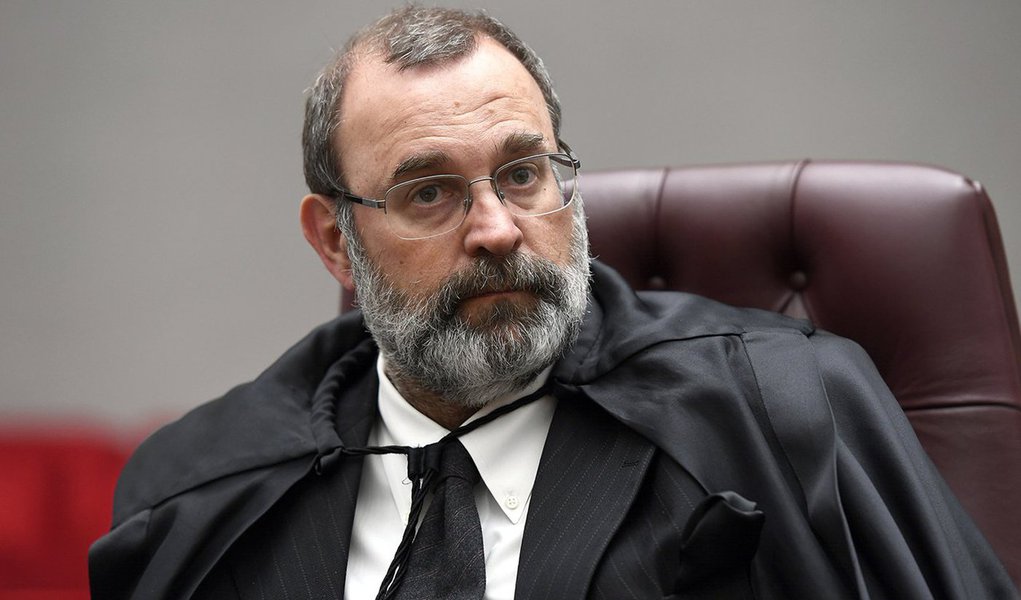 O ministro do STJ Sebastião Reis concedeu o primeiro habeas corpus no âmbito da Operação Rizoma, que envolve o MDB em esquemas envolvendo a captação de recursos do fundo de pensão dos Correios, o Postalis; O magistrado determinou a soltura da ex-diretora da empresa Americas Trading Group Patrícia Iriarte e pediu que o juiz federal Marcelo Bretas, forneça informações sobre a situação do lobista do MDB Milton Lyra em até 48 horas; Lyra é apontado como um dos operadores do esquema que envolve membros da cúpula da legenda (Foto: Paulo Emílio) O ministro do STJ Sebastião Reis concedeu o primeiro habeas corpus no âmbito da Operação Rizoma, que envolve o MDB em esquemas envolvendo a captação de recursos do fundo de pensão dos Correios, o Postalis; O magistrado determinou a soltura da ex-diretora da empresa Americas Trading Group Patrícia Iriarte e pediu que o juiz federal Marcelo Bretas, forneça informações sobre a situação do lobista do MDB Milton Lyra em até 48 horas; Lyra é apontado como um dos operadores do esquema que envolve membros da cúpula da legenda